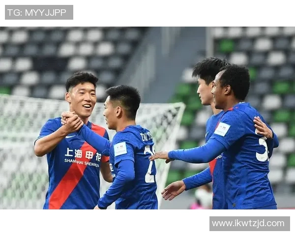 足球球星意外腿部骨折伤情牵动球迷心引发未来赛场走势关注